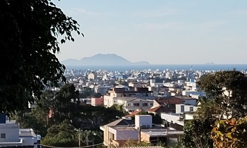 Vista da região dos Ingleses, em Florianópolis, onde o crescimento urbano e a proximidade com o mar impulsionam a valorização imobiliária e o interesse de investidores. (Foto: Marcelo Teixeira)